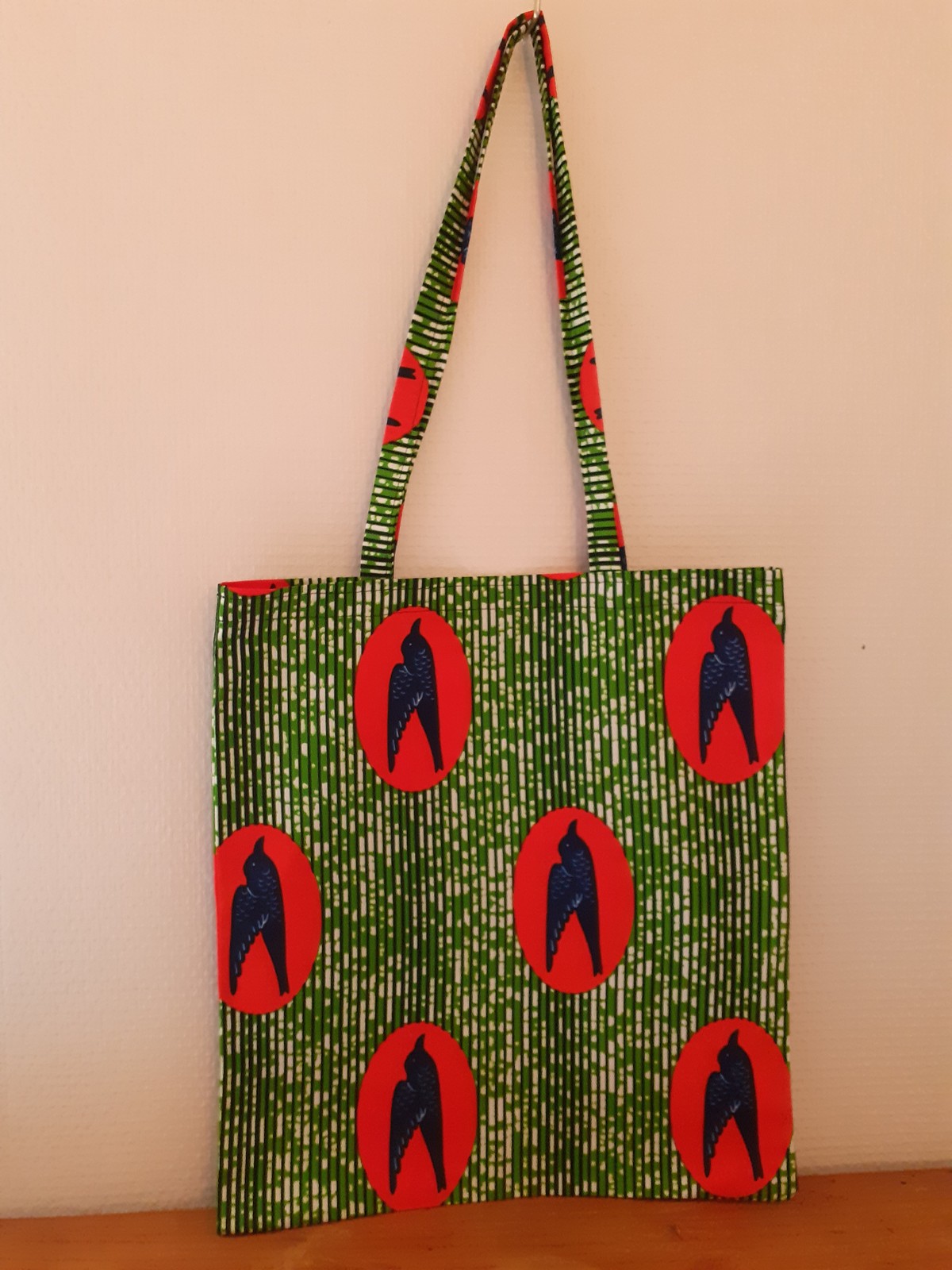 Tote bag en wax imprimé hirondelles orange et vert par vitacris Tote