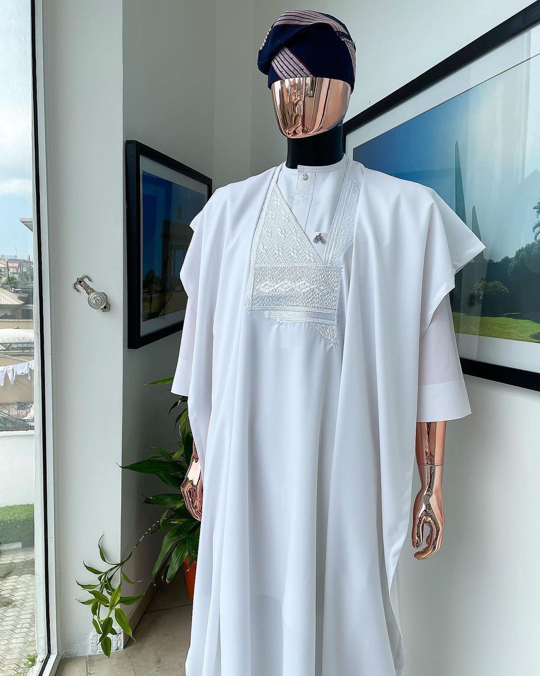 Un agbada blanc céleste au design jakan, un buba à manches 3/4